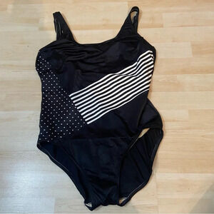 Vintage women’s black and‎ white one piece swimsuit in  size 22W